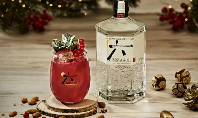 Roku Gin mit rotem Tonic und Beeren, perfekt für festliche Momente.