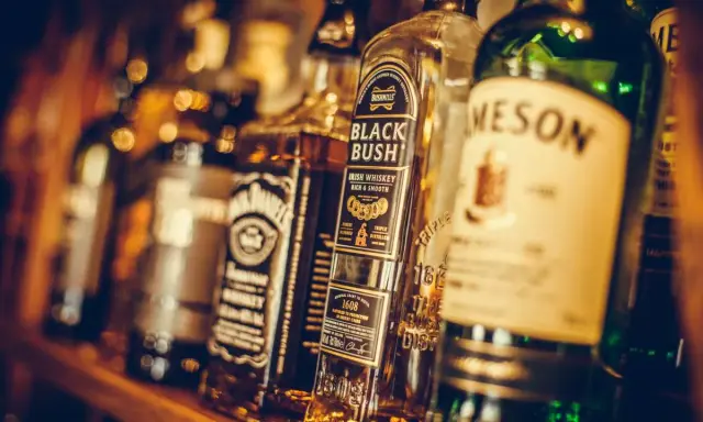 Regal mit verschiedenen irischer whiskey sorten, darunter Bushmills Black Bush und Jameson.