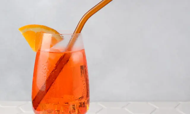 Erfrischender Aperol Spritz mit Orangenscheibe und Eiswürfeln, perfekt zum Aperol mischen.