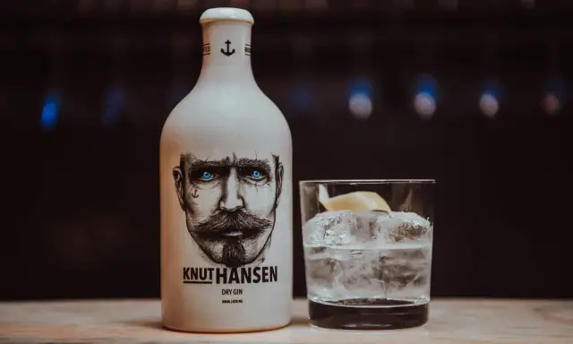 Knut Hansen Gin mit Tonic Water, Eis und Zitrone. Ein perfekter Drink für den Sommer.