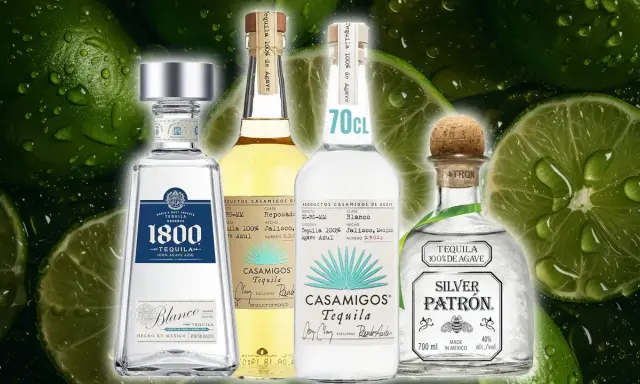 Vier Flaschen Tequila, darunter 1800 Blanco, Casamigos Reposado und Silver Patron, vor einem Hintergrund aus nassen Limetten. Ob Tequila gold oder silber, die Auswahl ist groß.