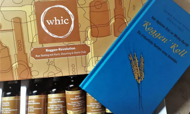 Whisky-Tasting-Set "Roggen-Revolution" mit vier Flaschen Rye Whiskey und einem Buch über die Karriere von Roggen als Getreide.