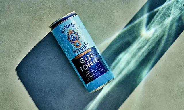 Eine eisgekühlte Dose Bombay Sapphire Gin Tonic, die im Sonnenlicht glänzt.