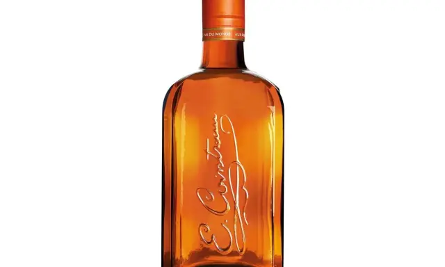 Bernsteinfarbene Flasche mit eingeprägtem Schriftzug, eine Cointreau Alternative für Cocktails.