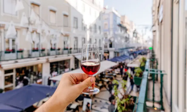 Ein Glas Portwein in Lissabon. Was ist ein Portwein? Ein süßer, aufgespriteter Wein aus Portugal, perfekt für den Ausblick.