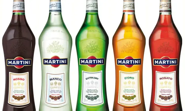 Fünf Flaschen Martini: Rosso, Bianco, Extra Dry, D'Oro und Rosato. Die Martini Herstellung hat eine lange Tradition.