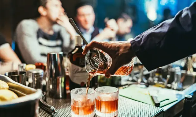 Ein Barkeeper mixt einen Drink. Die Frage ist, ist Gin vegan?