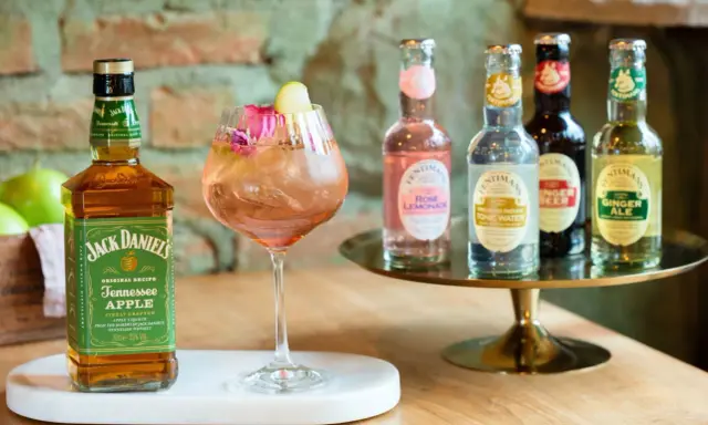 Jack Daniel's Tennessee Apple mit Rosenlimonade und Eis – so trinkt man Jack Daniels für einen fruchtig-frischen Genuss.