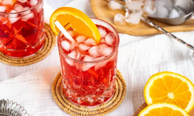 Erfrischender Campari Spritz mit Eis und Orangenscheibe, bereit für den Genuss.