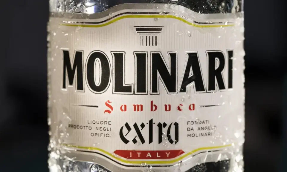 Molinari Sambuca Extra, ein italienischer Likör. So trinkt man Sambuca: pur, mit Eis oder als Cocktail.