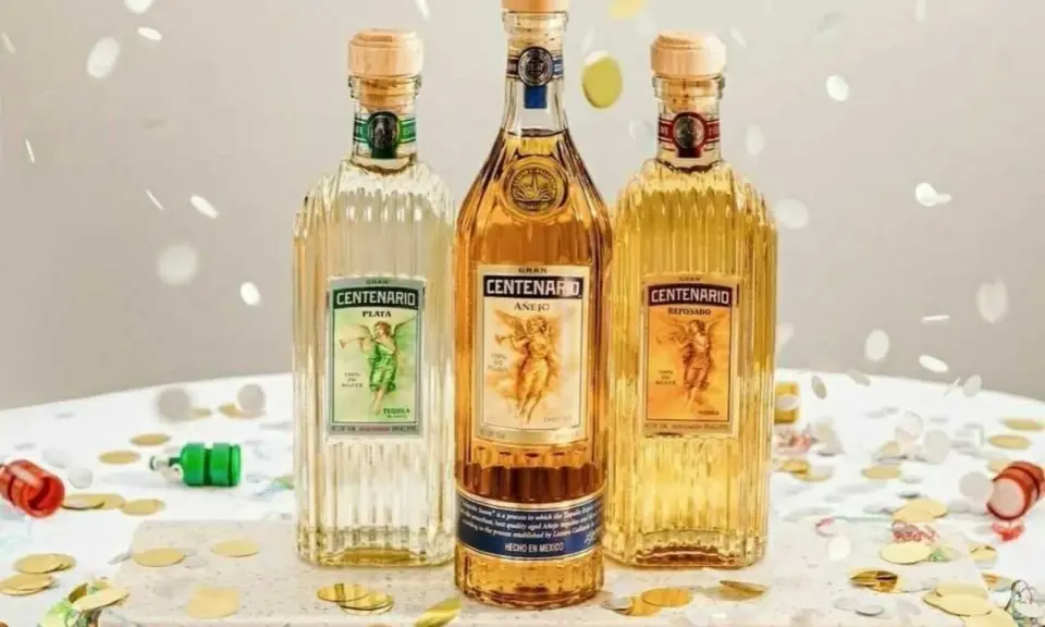 Drei Flaschen Gran Centenario Tequila: Plata, Añejo und Reposado. Feierliche Konfetti-Streusel umgeben die verschiedenen Tequila-Sorten.