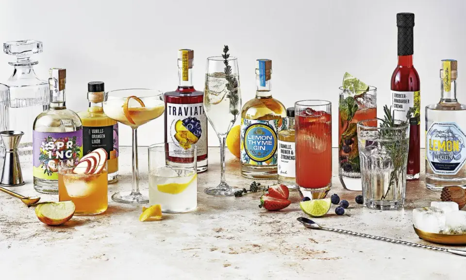 Vielfalt an Getränken und Zutaten für Cocktails, darunter Gin, Likör und Früchte. Perfekt für die Zubereitung eines erfrischenden Gin Tonic Garnitur.