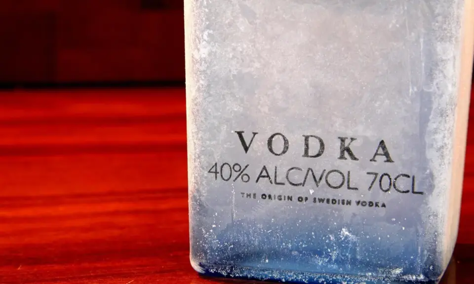 Eiskalte Wodkaflasche mit der Aufschrift "VODKA 40% ALC/VOL 70CL". Wer auf die Wodka Kalorien achtet, sollte den Konsum im Auge behalten.
