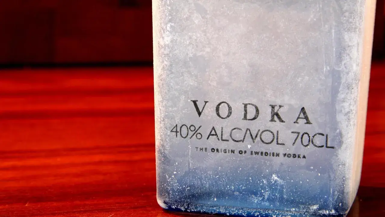 Eiskalte Wodkaflasche mit der Aufschrift "VODKA 40% ALC/VOL 70CL". Wer auf die Wodka Kalorien achtet, sollte den Konsum im Auge behalten.