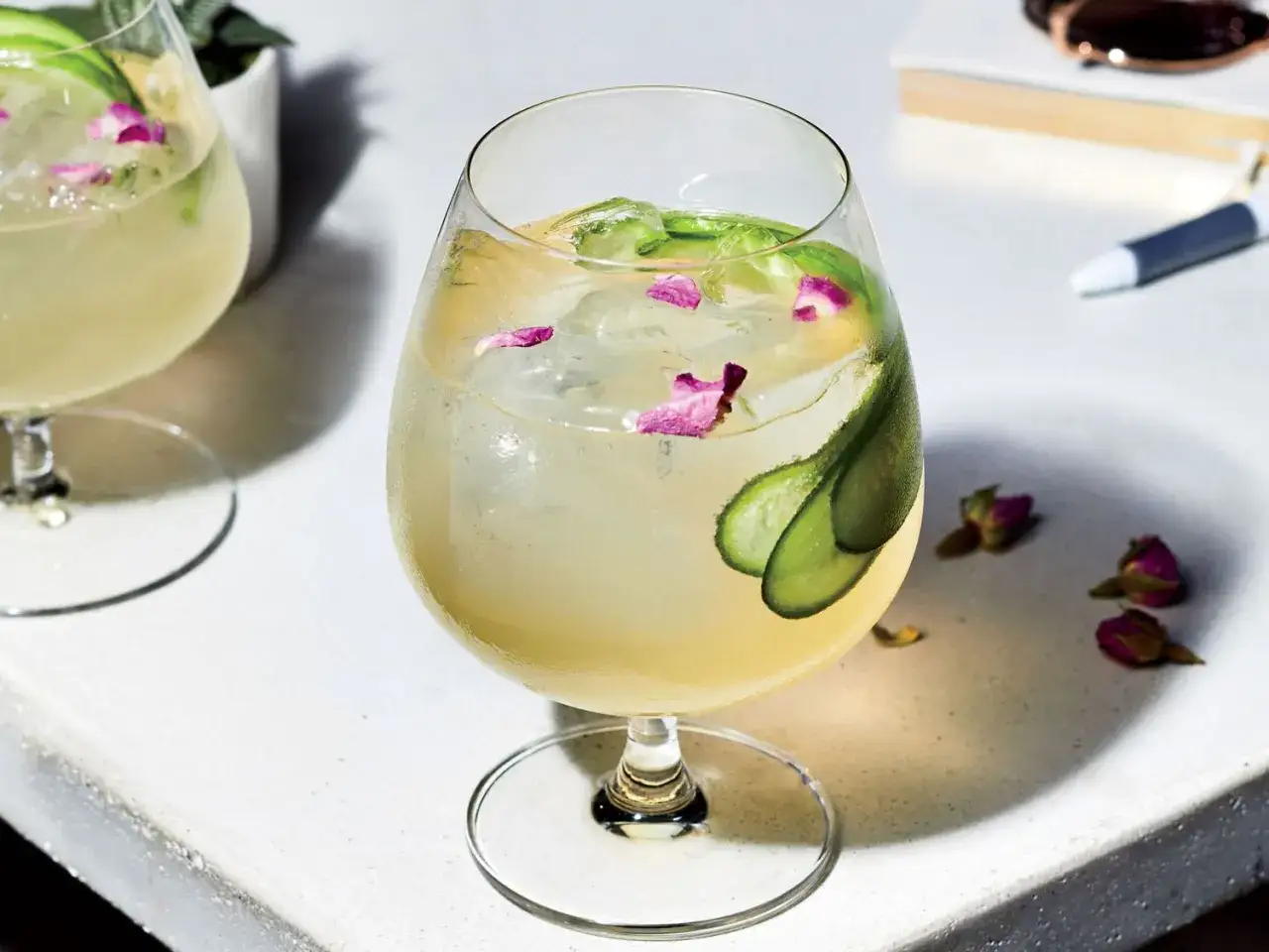 Erfrischender Hendrick's Gin mit Gurke und Rosenbl&uuml;ten, serviert mit welchem Tonic auch immer.