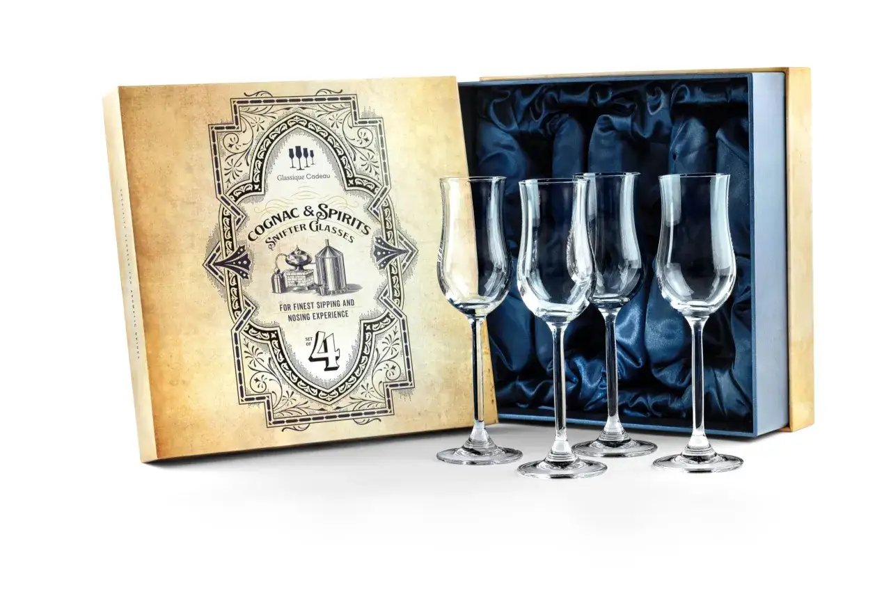 Set von 4 Cognac-Gläsern in einer Geschenkbox. Ideal, um zu erfahren, wie schmeckt brandy, und die Aromen zu genießen.