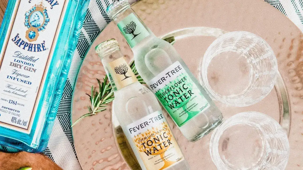 Flaschen Gin und Tonic Water, perfekt für einen Drink. Weniger gin tonic kalorien mit diesen erfrischenden Zutaten.