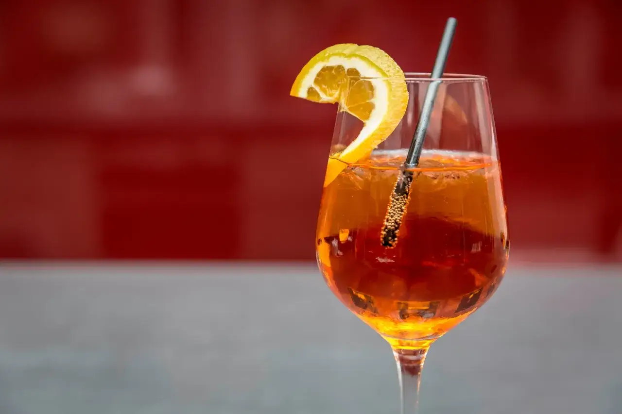 Erfrischender Aperol Spritz, perfekt f&uuml;r die martini herstellung. Mit Eis, Orangenscheibe und Strohhalm.