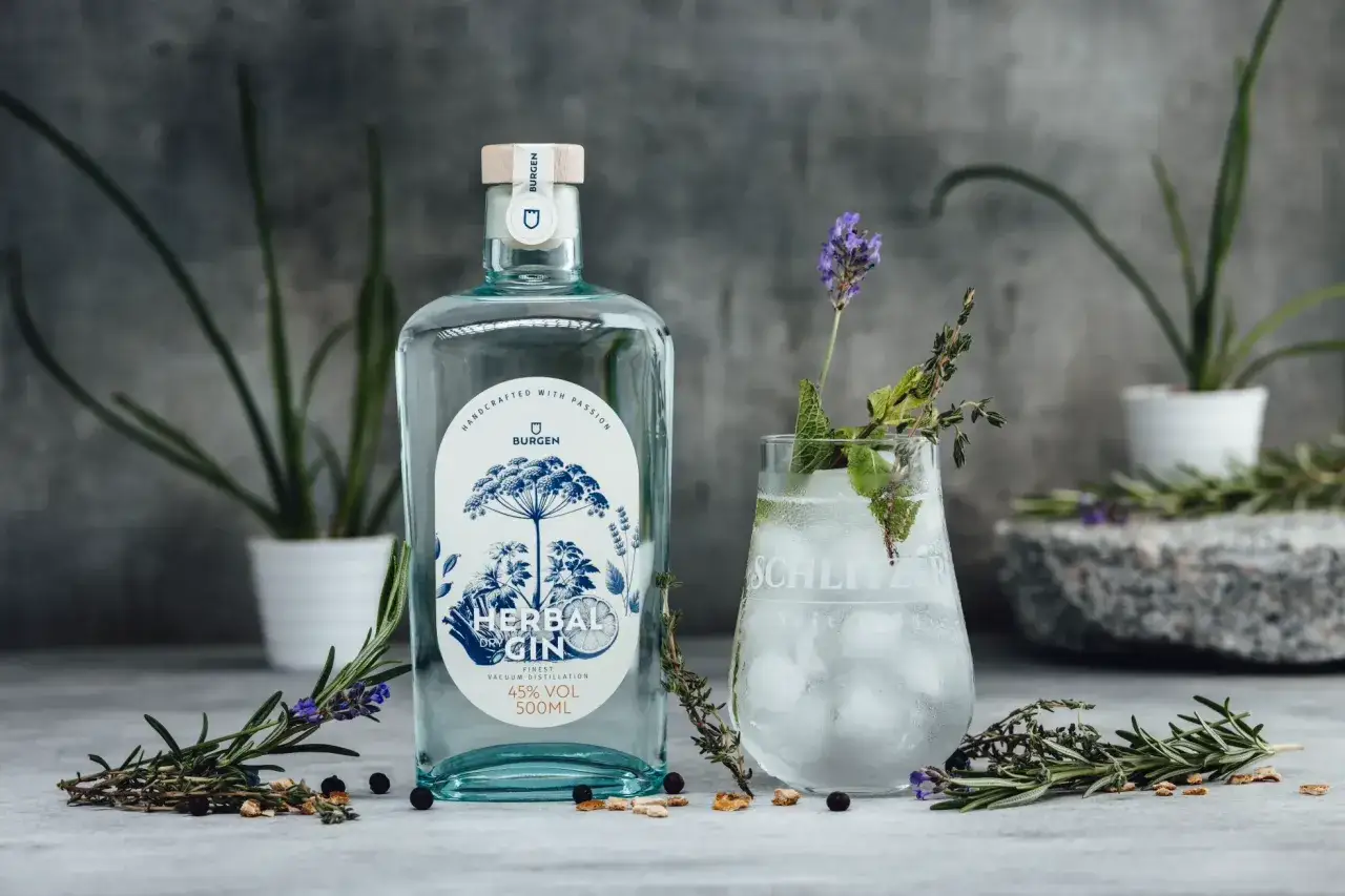 Burgen Herbal Gin: ein veganer Genuss mit Kräutern und Lavendel.