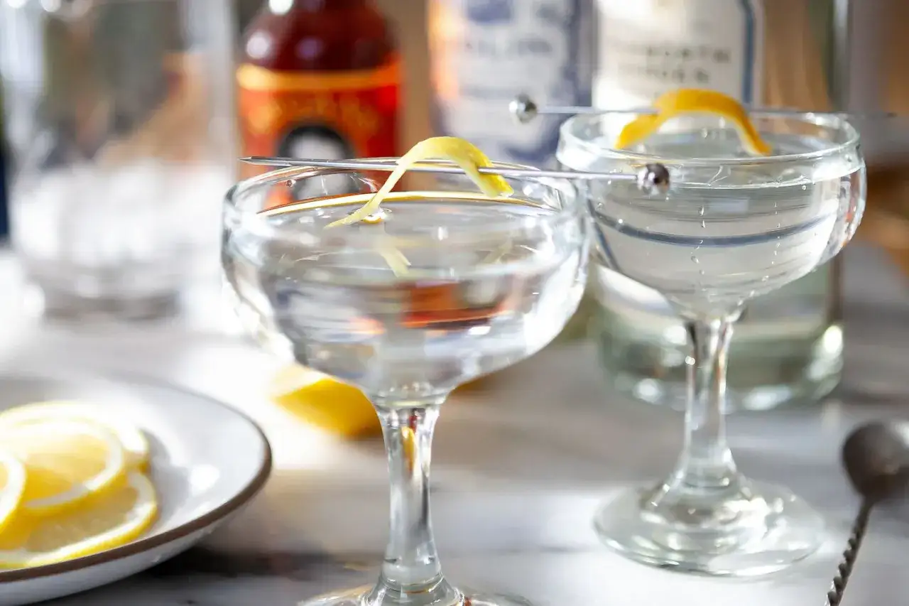 Zwei klassische Martini-Sorten, garniert mit Zitronenschale, bereit zum Genießen.