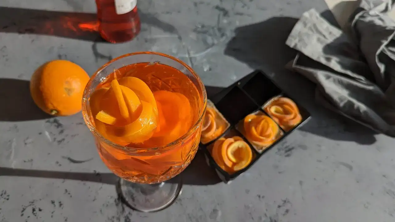 Ein Aperol Spritz mit Orangenscheiben und Eisw&uuml;rfeln. Der Aperol alkoholgehalt ist moderat, perfekt f&uuml;r einen Sommerabend.