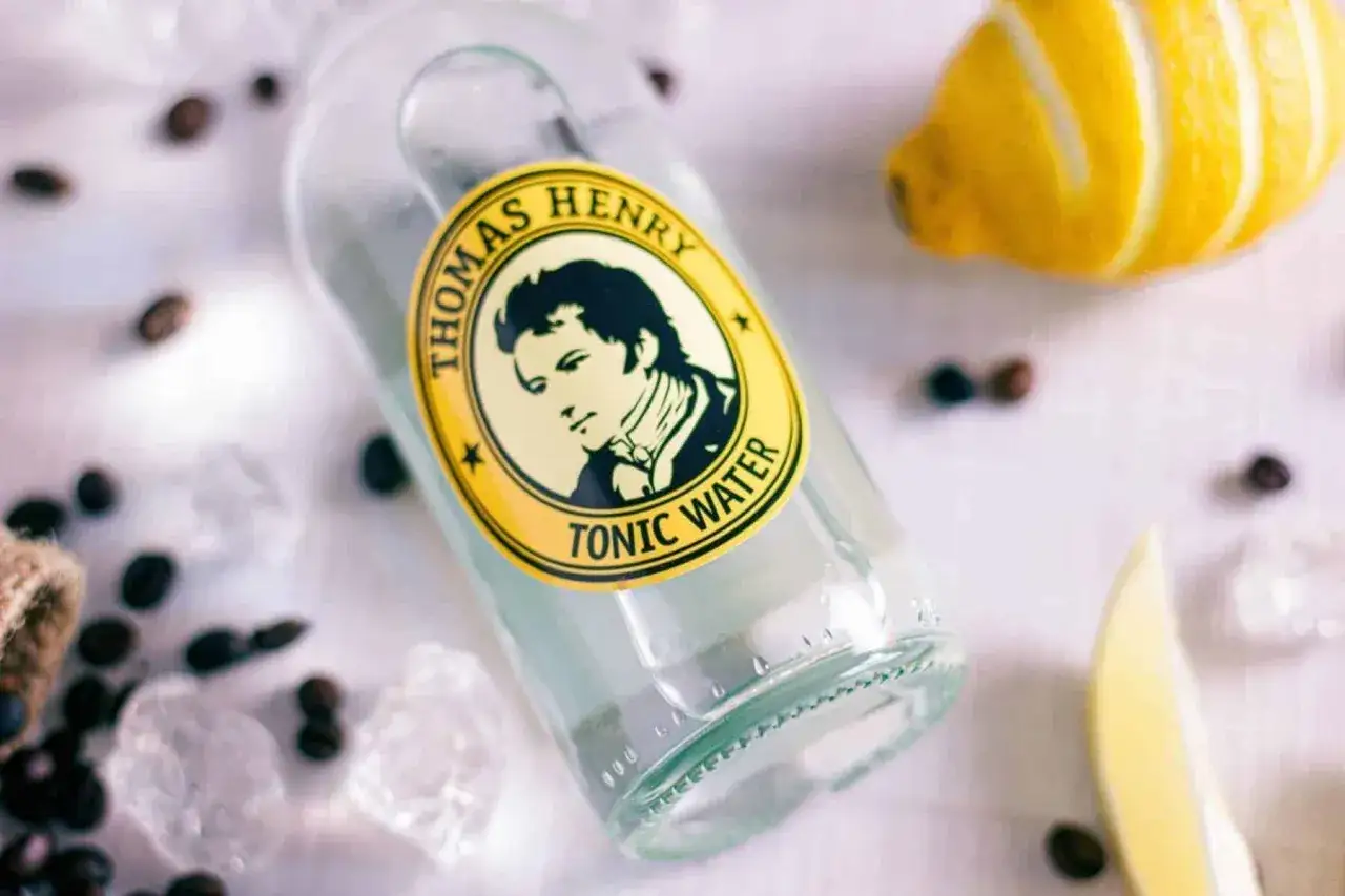 Thomas Henry Tonic Water Flasche mit Zitrone und Kaffeebohnen. Kann tonic water schlecht werden? Dieses Tonic ist frisch und bereit für deinen Drink.