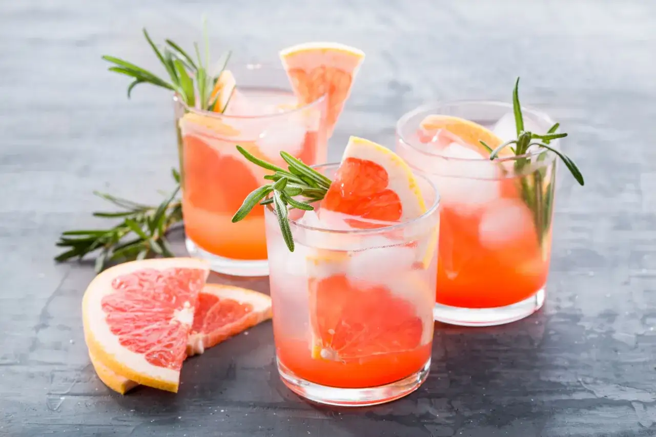 Erfrischender Gin Tonic mit Grapefruit und Rosmarin. Perfekt f&uuml;r einen Sommerabend.