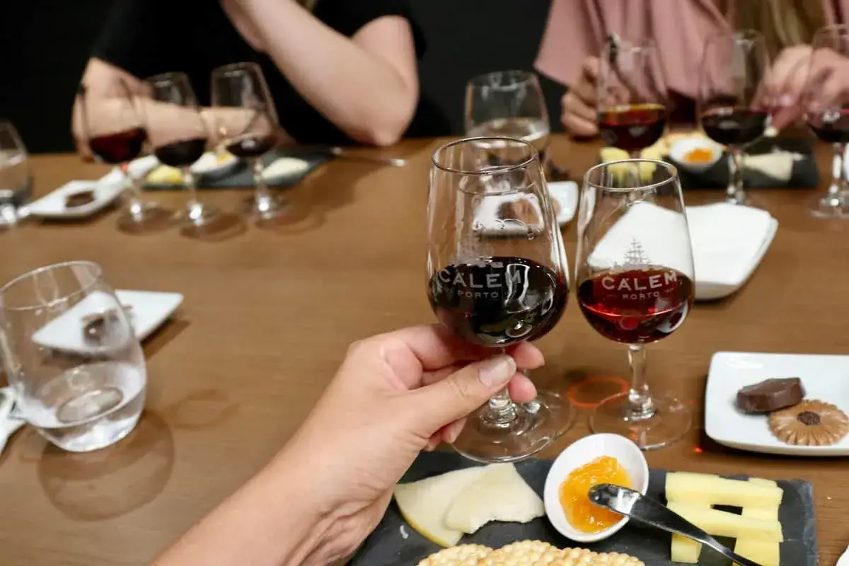 Probieren Sie Portwein! Ein süßer, aufgespriteter Wein, perfekt zum Genießen mit Käse und Schokolade.