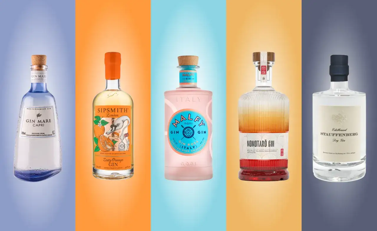 Fünf Flaschen Gin, bereit, um sie kalt zu stellen: Gin Mare, Sipsmith Zesty Orange, Malfy Gin Rosa, Momotaro Gin und Stauffenberg Dry Gin.