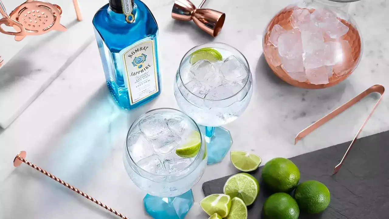 Zwei erfrischende Gin Tonic mit Bombay Sapphire, Eis und Limette. Alles f&uuml;r den perfekten Drink.