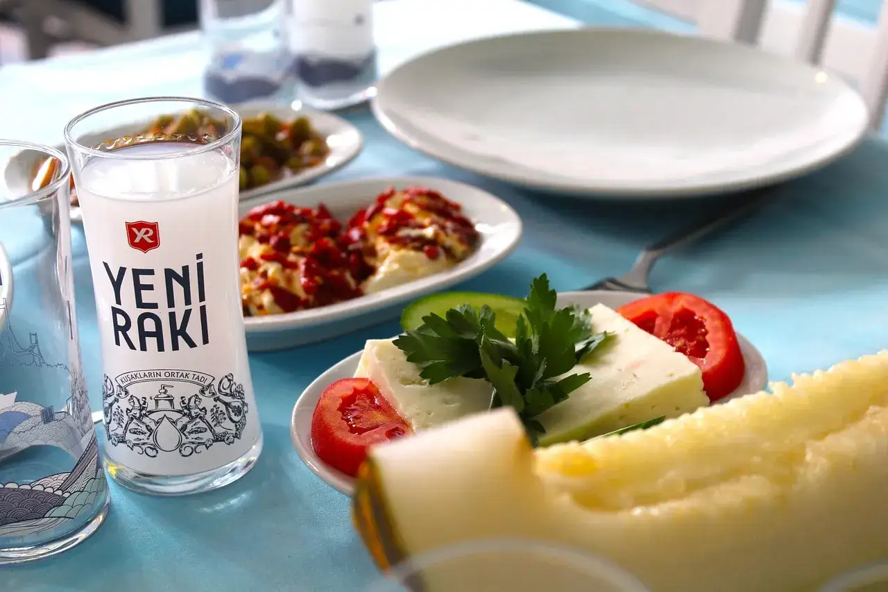 Ein Glas Yeni Raki, Käse, Tomaten und Melone – so trinkt man Raki in geselliger Runde.