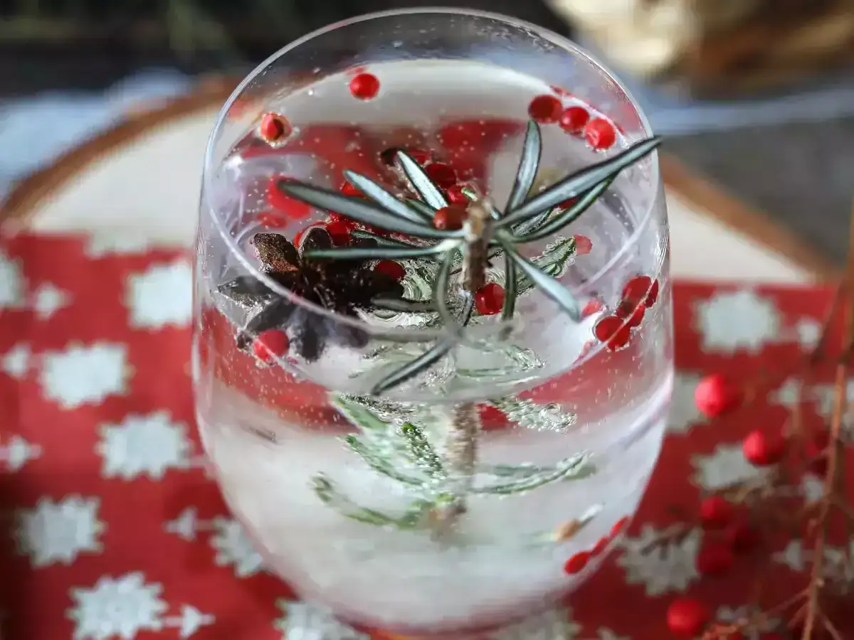 Ein festlicher Gin Tonic mit Rosmarin, Sternanis und roten Beeren. So trinkt man Gin Tonic f&uuml;r besondere Anl&auml;sse.