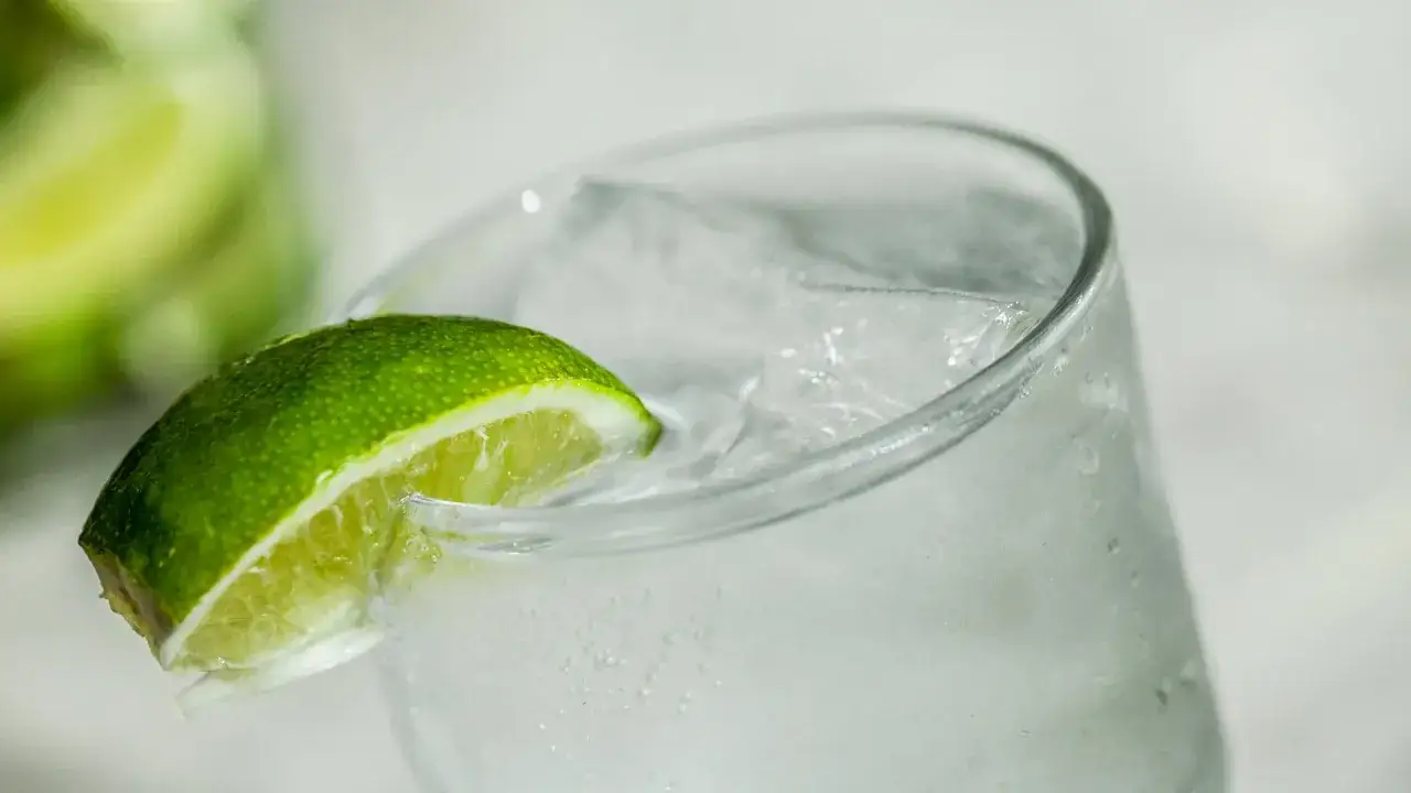Erfrischendes Glas mit Eis und Limettenspalte. Das ist Soda, das prickelnde Getränk.