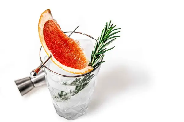 Erfrischender Gin Tonic mit Grapefruit und Rosmarin. Welches Tonic zu Gin passt, ist hier perfekt umgesetzt.