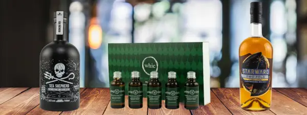 Eine Auswahl an Whiskys, darunter ein Sea Shepherd Islay Single Malt Scotch Whisky, eine Starward Two Fold Australian Whisky Flasche und eine Tasting Circle Box mit verschiedenen Blended Malt Whiskys.