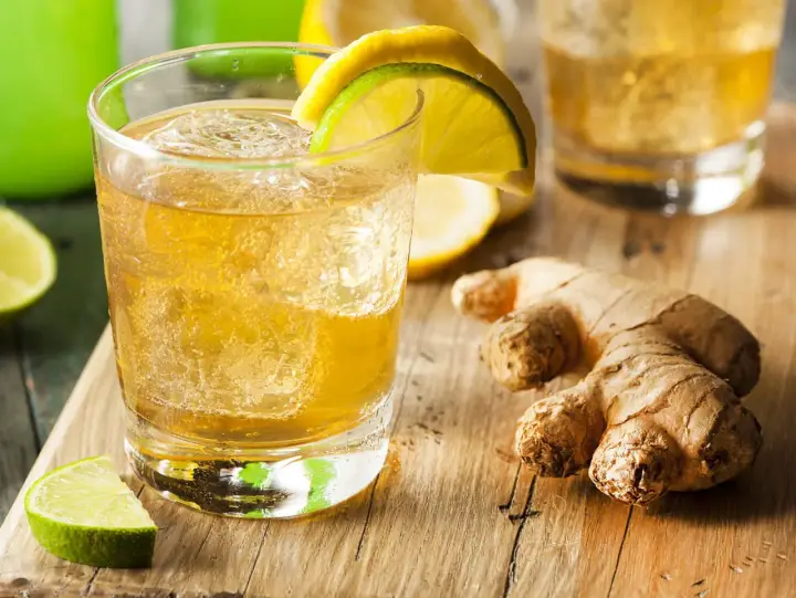 Erfrischendes Getränk mit Eis, Zitrone und Limette. Perfekt für alle, die **Ginger Beer selber machen** wollen.