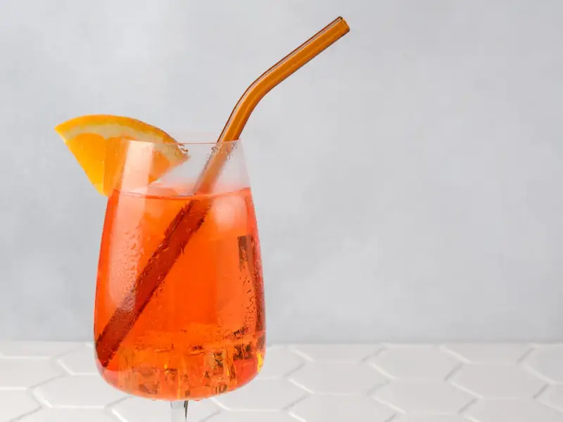 Erfrischender Aperol Spritz mit Orangenscheibe und Eiswürfeln, perfekt zum Aperol mischen.